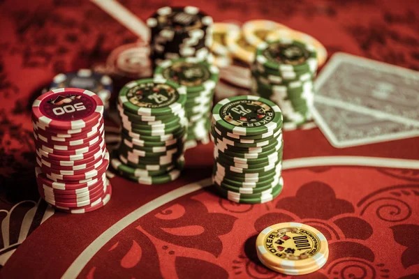 VIP Roulette live dealer spinning the wheel on go55 mobile app
